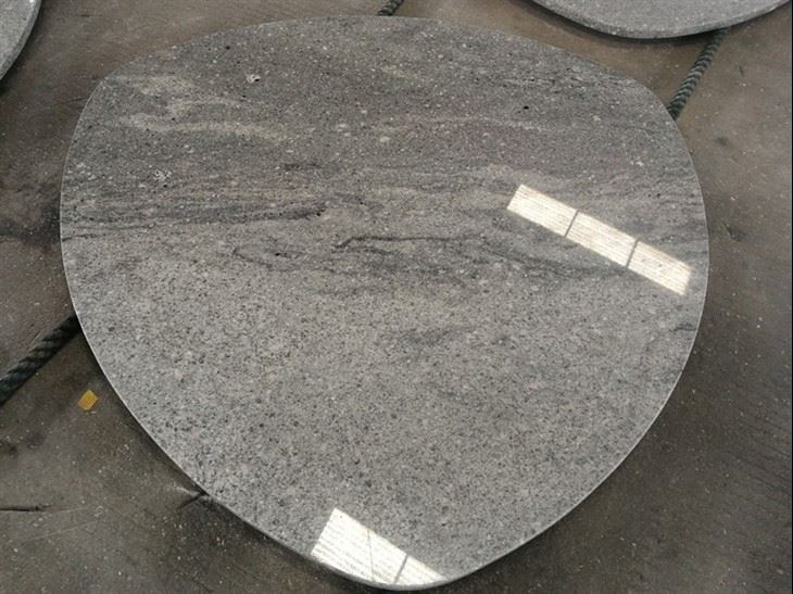 Grått granittbord