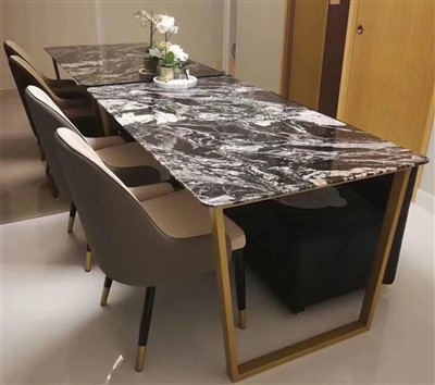 Spisebord i svart marmor