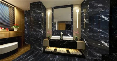 Baderom med svart steinflis