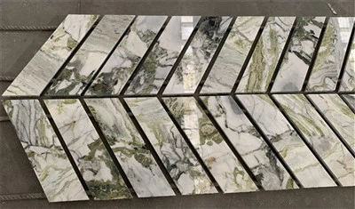 Baderom med fiskebeinsmarmorfliser