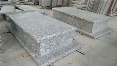 Lys grå granitt gravstein