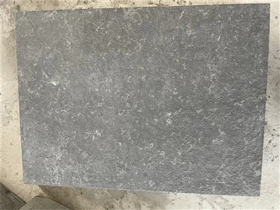 Gulv i svart basaltstein