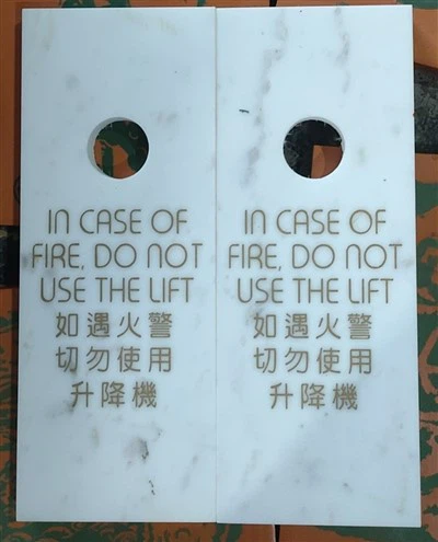 Gravert marmorplakett